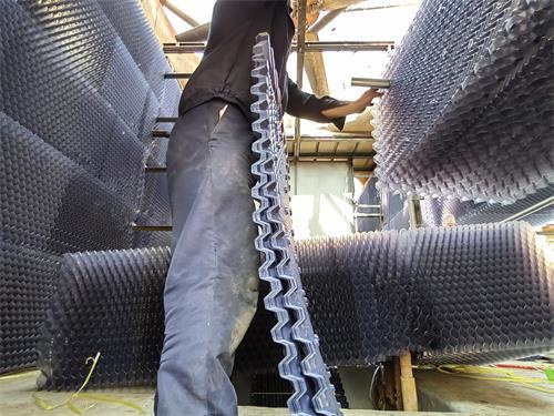 冷卻塔漏水的原因到底是什么(什么情況會(huì)導(dǎo)致冷卻塔底部漏水),冷卻塔底