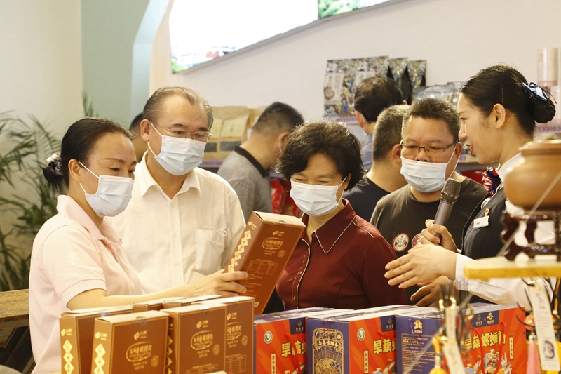 10.參觀那馬服務(wù)區(qū)扶貧產(chǎn)品展銷廳，此為廣西高速公路第一家扶貧產(chǎn)品展銷廳.JPG