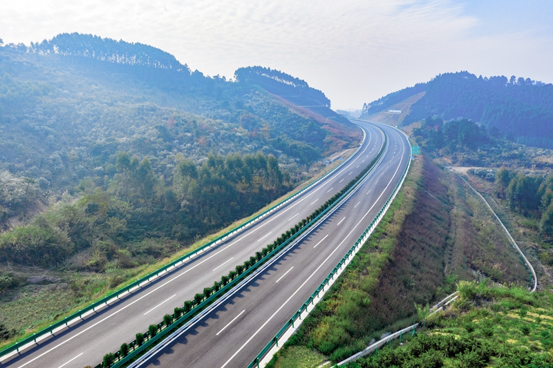 6.高速公路與群山相連，植被覆蓋率高，與原生態(tài)環(huán)境恢復(fù)有機(jī)結(jié)合.jpg