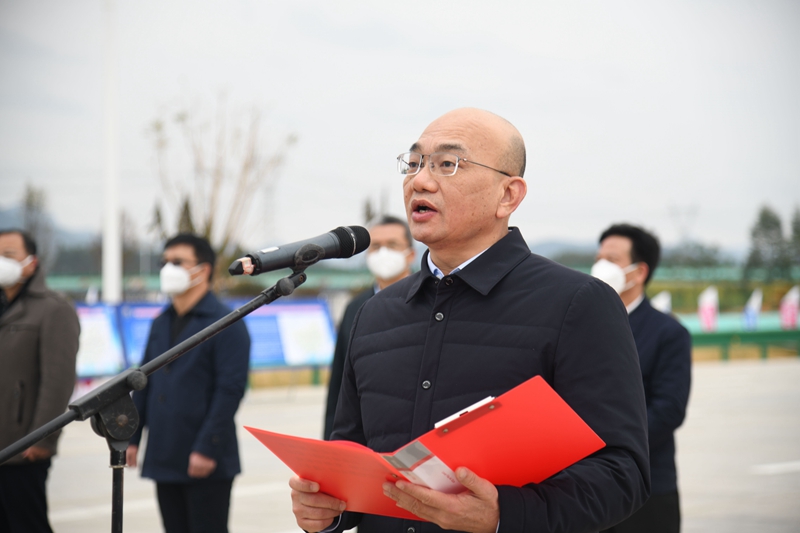 自治區(qū)交通運(yùn)輸廳黨組成員、總工程師陳津維宣布通車.jpg